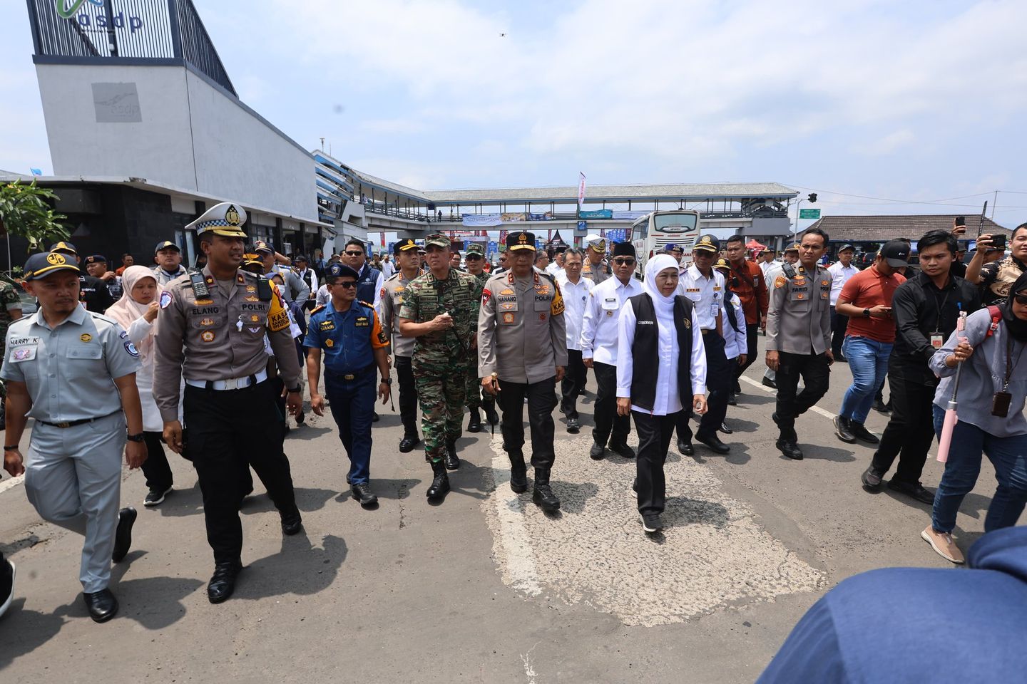 Gubernur Khofifah dan Forkopimda Jatim Pantau Arus Mudik di Pelabuhan Ketapang