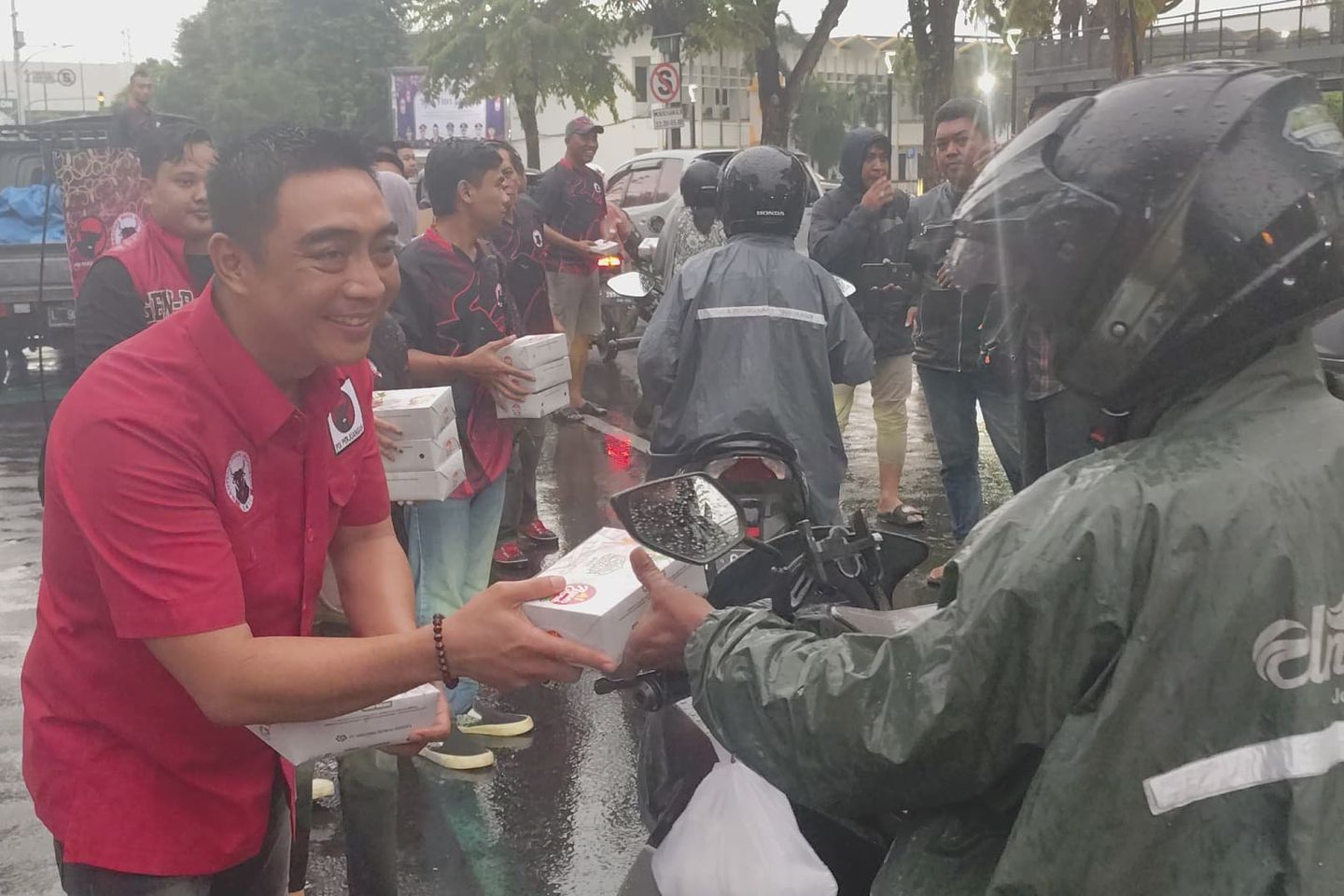 Teladani Bung Karno, BMI Jatim Bagikan Ribuan Paket Sembako dan Takjil ke Warga Jember