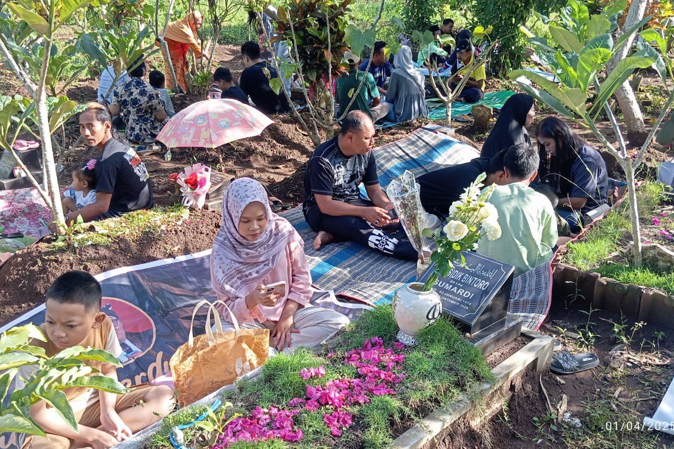 Lebaran Kuburan di Banyuwangi, Mendoakan Arwah dan Bermaaf-Maafan