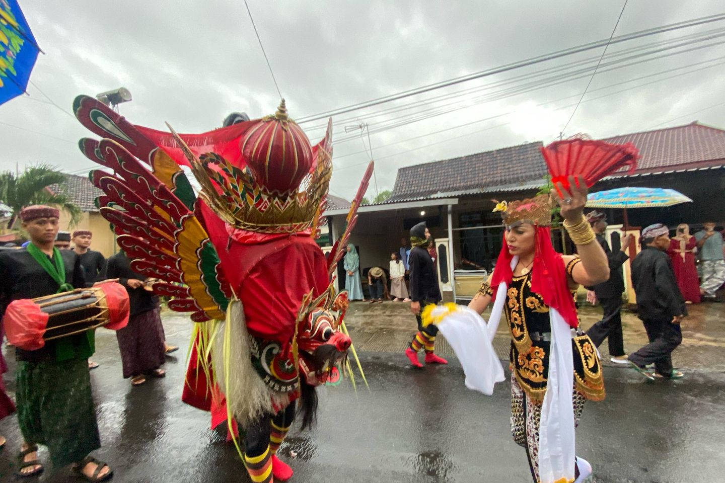 Meski Hujan, Barong Ider Bumi di Banyuwangi Tetap Khidmat dan Meriah