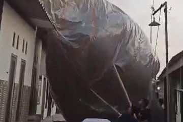 Rumah Warga Jombang Nyaris Terbakar Akibat Tertimpa Balon Udara