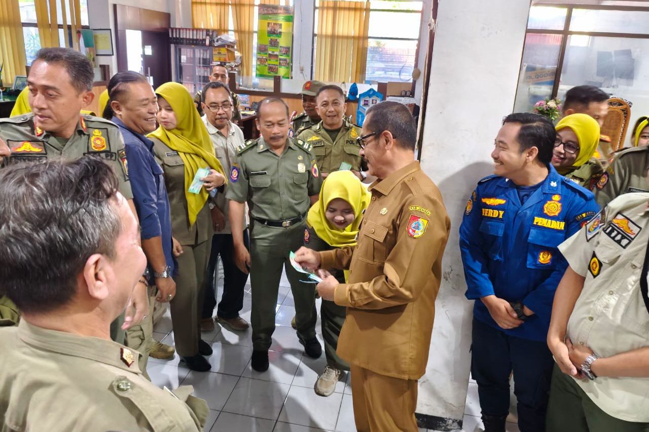 Hari Pertama Kerja Usai Lebaran, Pak Djos Datangi OPD dan Bagi-Bagi Uang