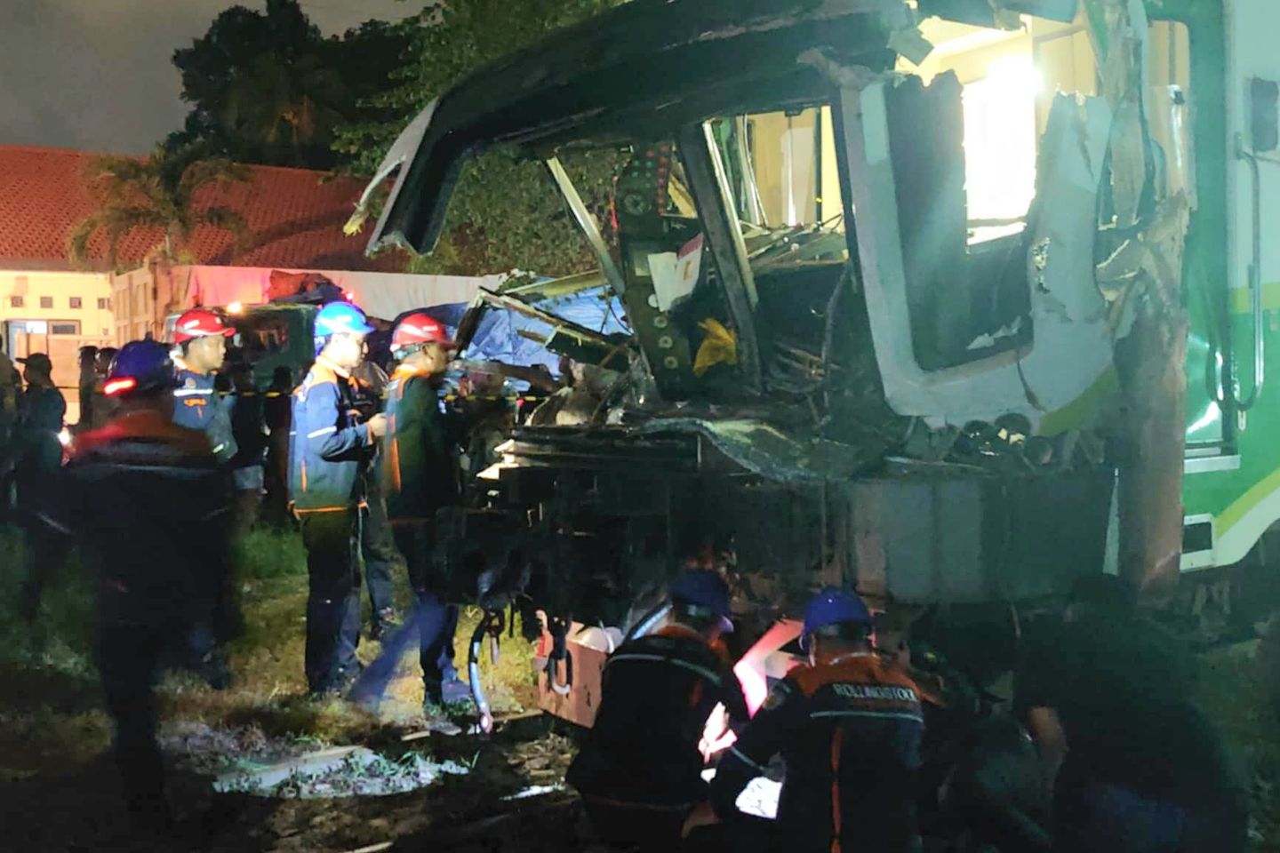 KAI Daop 8 Tuntut Ganti Rugi Tabrakan Commuter Line Jenggala dan Truk Trailer di Gresik
