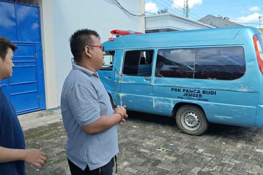 Hindari Motor yang Mogok di Jalan, Ambulans Pengangkut Jenazah Terguling