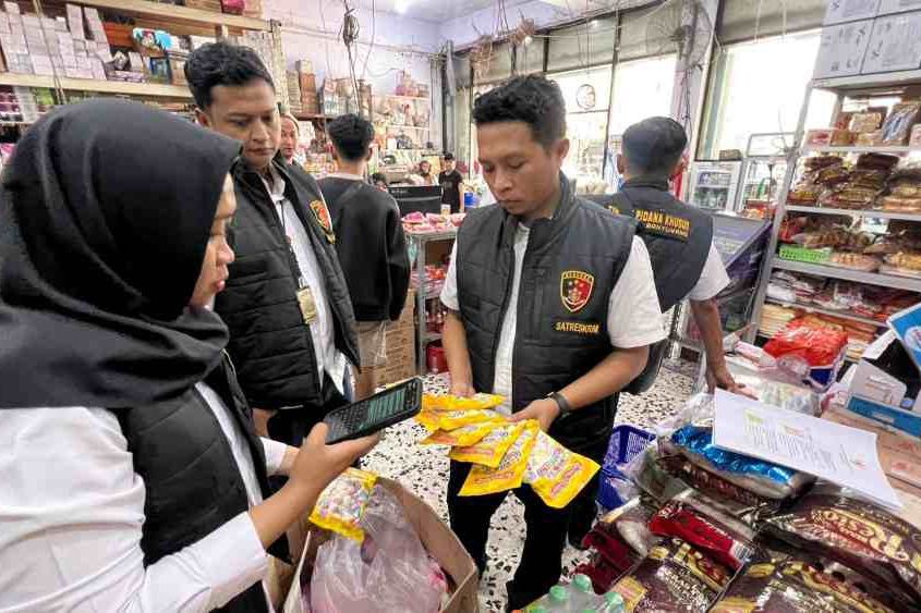Sidak Toko, Polisi Banyuwangi Sita Marshmallow Mengandung Babi