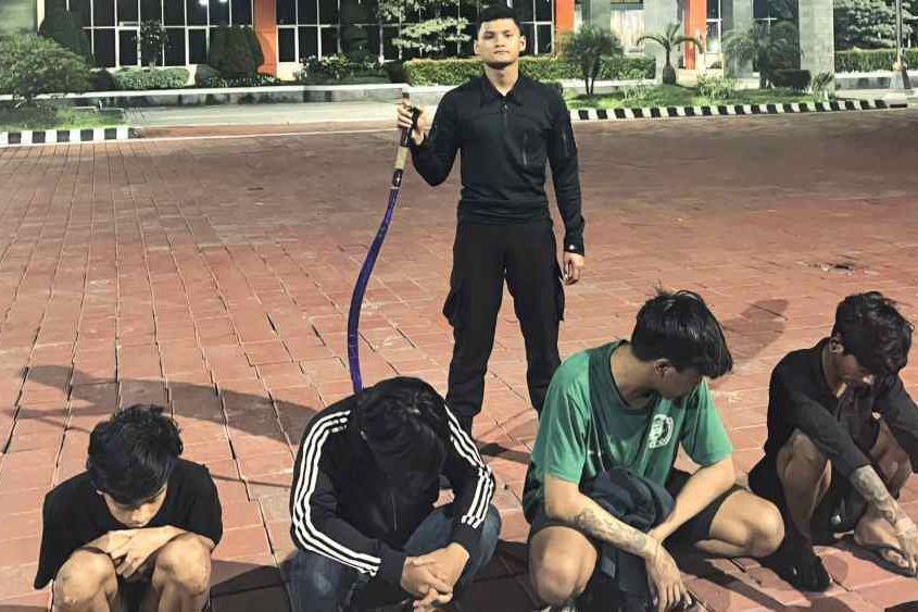Bawa Celurit dan Kejar-Kejaran dengan Petugas, Dua Pemuda Gresik Diamankan  Polisi