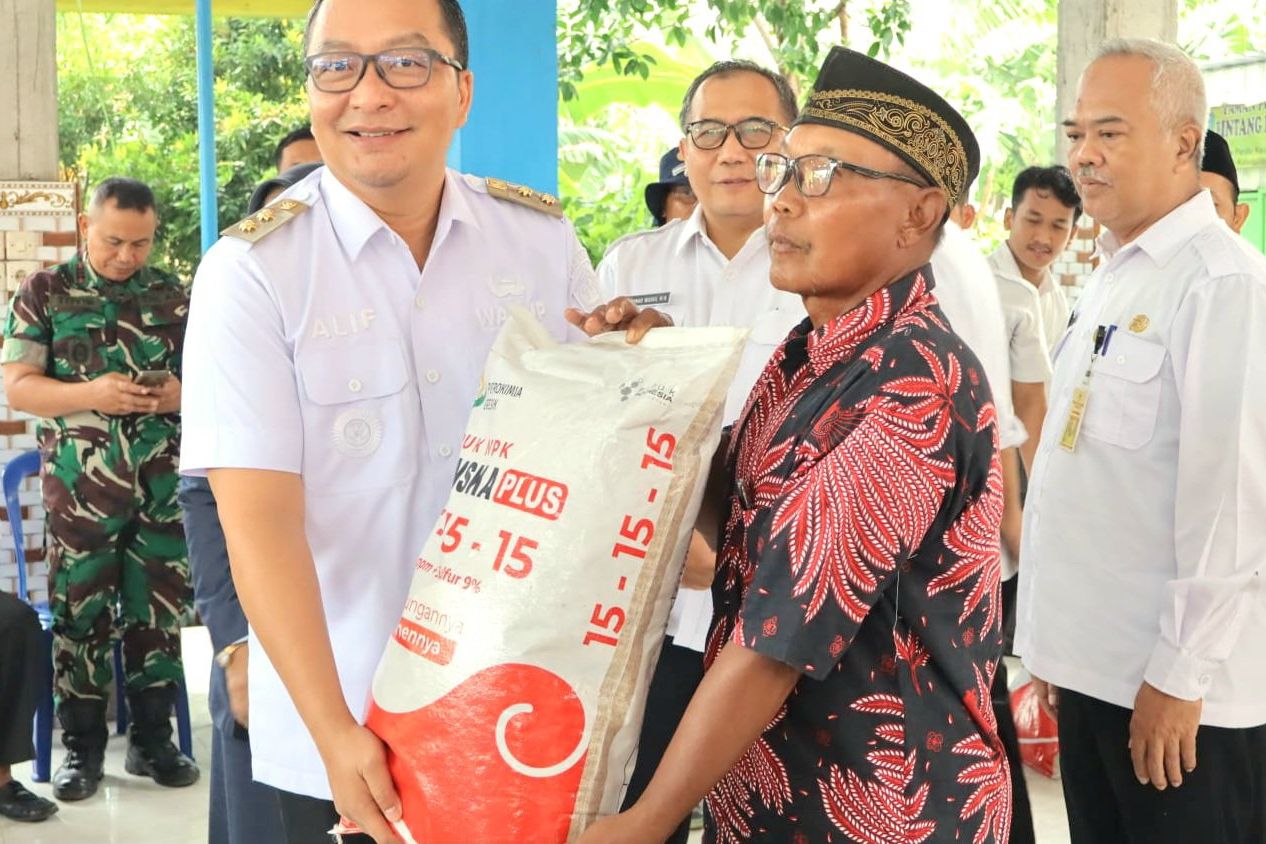 Pemkab Gresik Beri Bantuan Benih dan Pupuk ke Petani Terdampak Puso