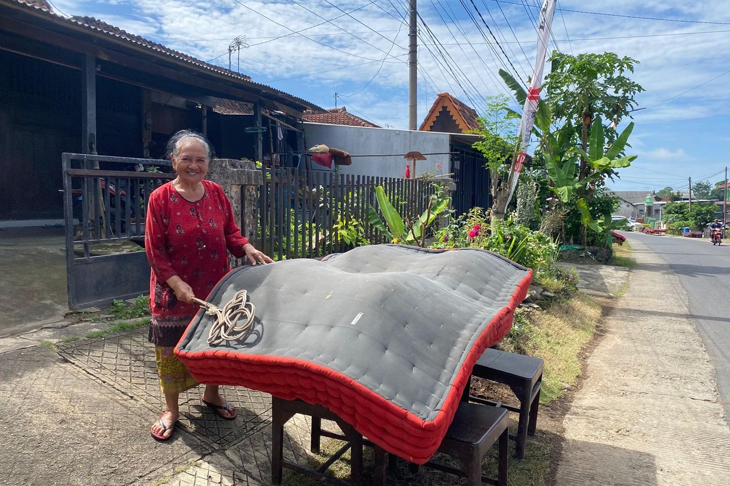 Tradisi <em>Mepe Kasur</em> saat Bulan Haji di Desa Kemiren Banyuwangi, Ini Maknanya