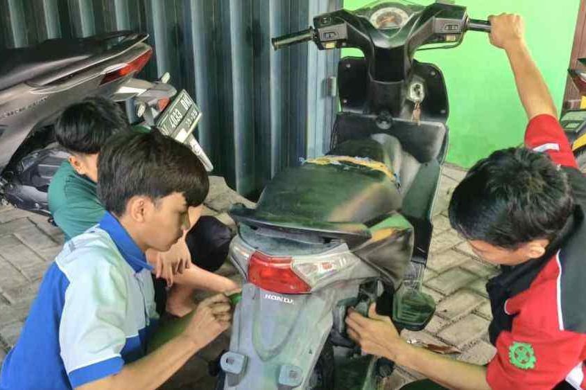 Peduli Korban Banjir, Siswa SMK Ini Buka Servis Motor Gratis di Gresik
