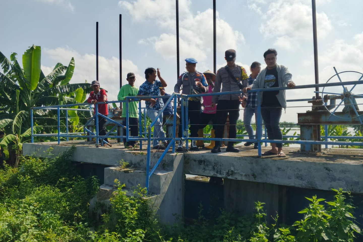 Polres Tuban Bantu Amankan Dampak Penanganan Banjir