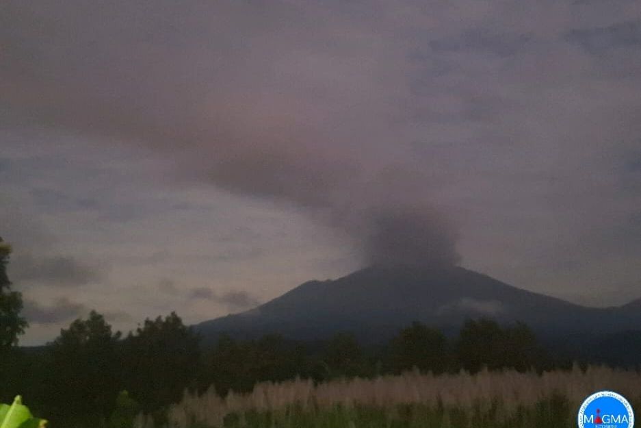 Gunung Raung Kembali Erupsi, Tinggi Kolom Abu Capai 2.000 Meter
