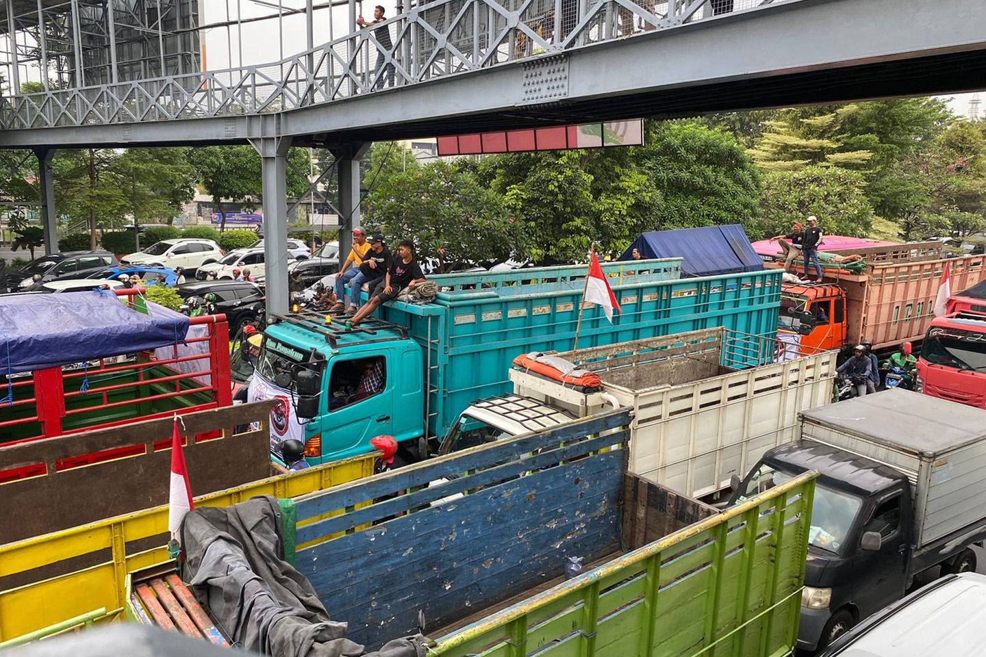 Ribuan Sopir Truk Demo Tuntut Standar Biaya Angkut Barang dan Berantas Pungli