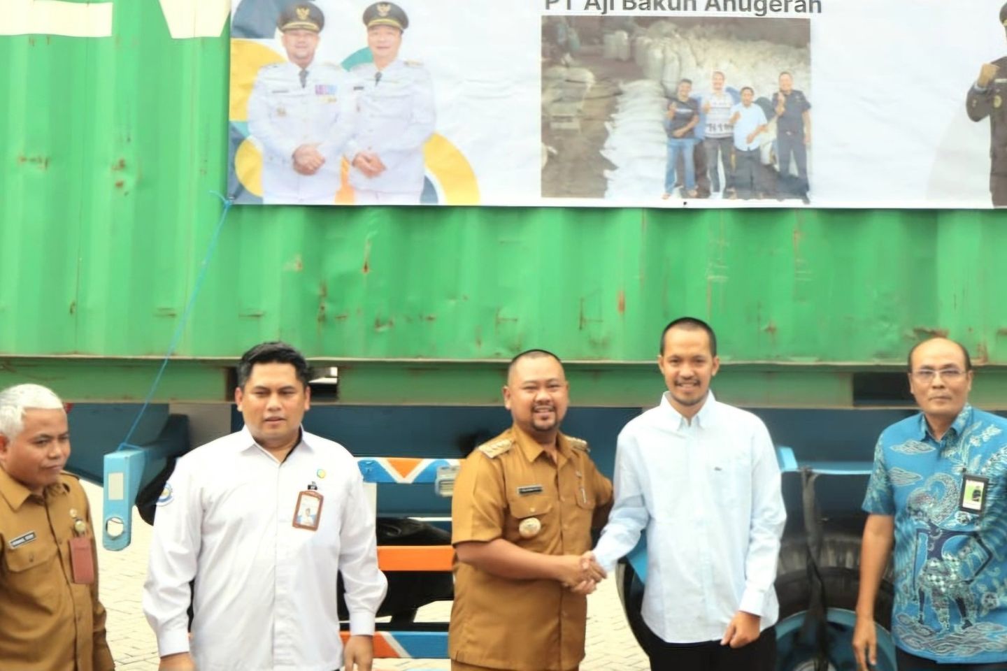 Gus Yani Lepas Ekspor 10 Ton Pakan Ternak Produk UMKM ke Malaysia