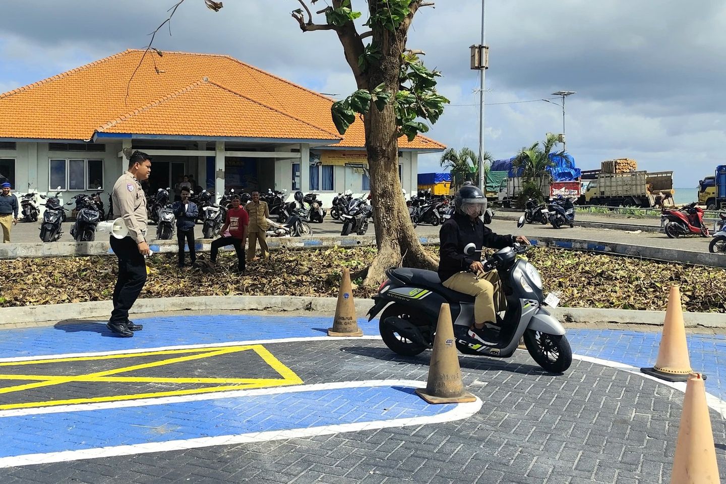 Satlantas Polres Gresik Layani Pembuatan dan Perpanjangan SIM di Pulau Bawean