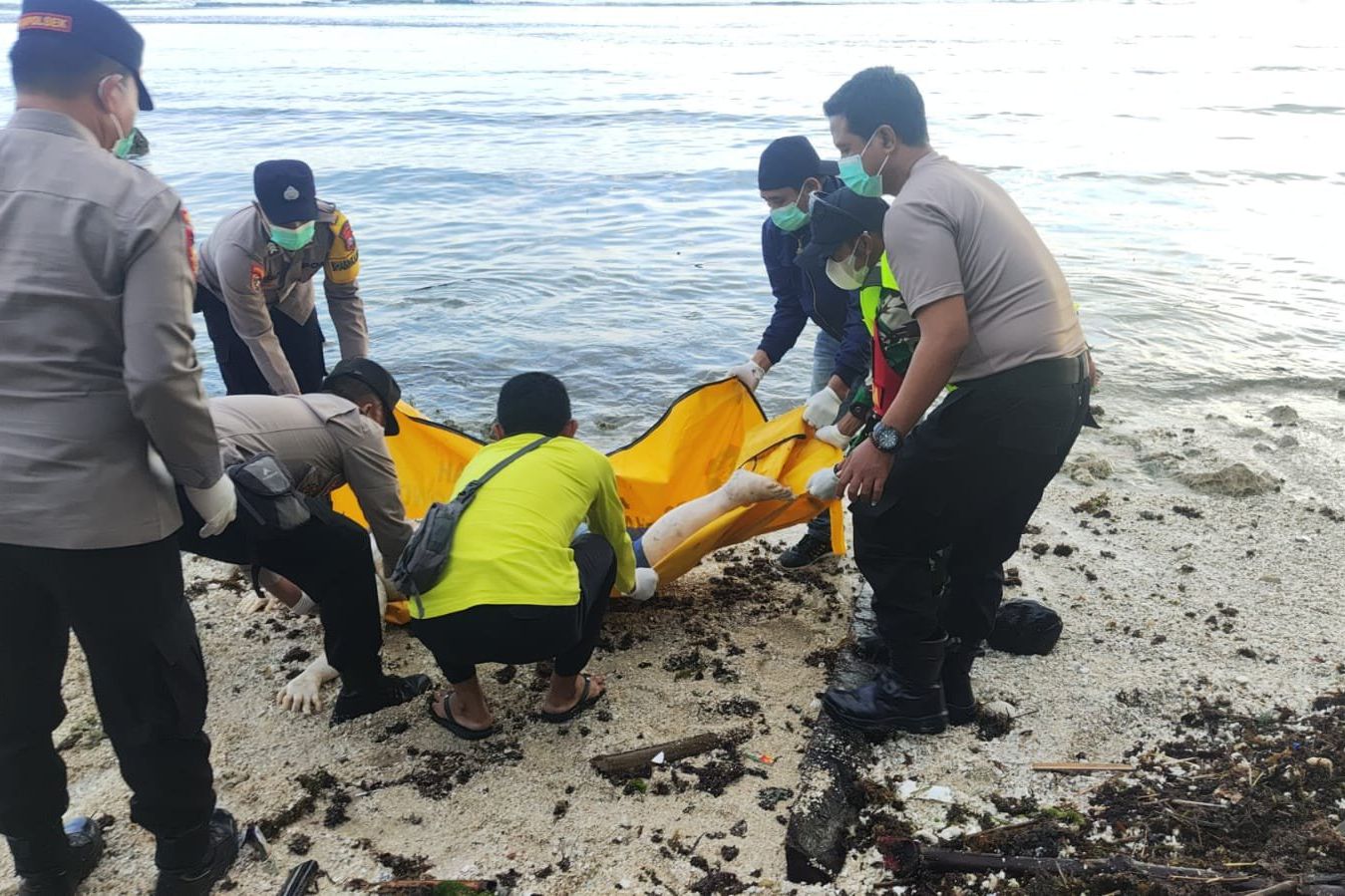 Diduga Penumpang KMP Tunu, Satu Jenazah Ditemukan di Pantai Pelengkung