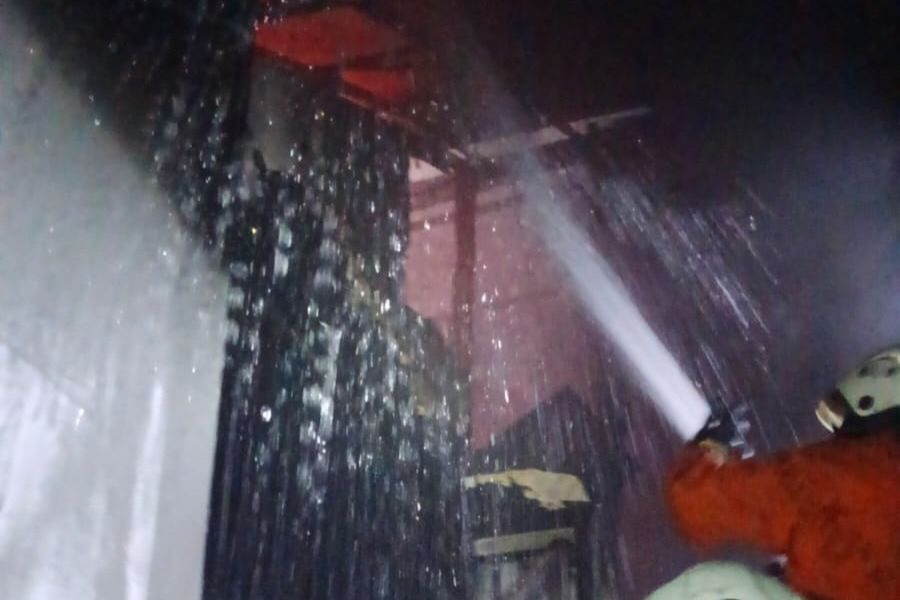 Diduga Korsleting Listrik, Rumah Usaha Sarang Walet di Surabaya Terbakar