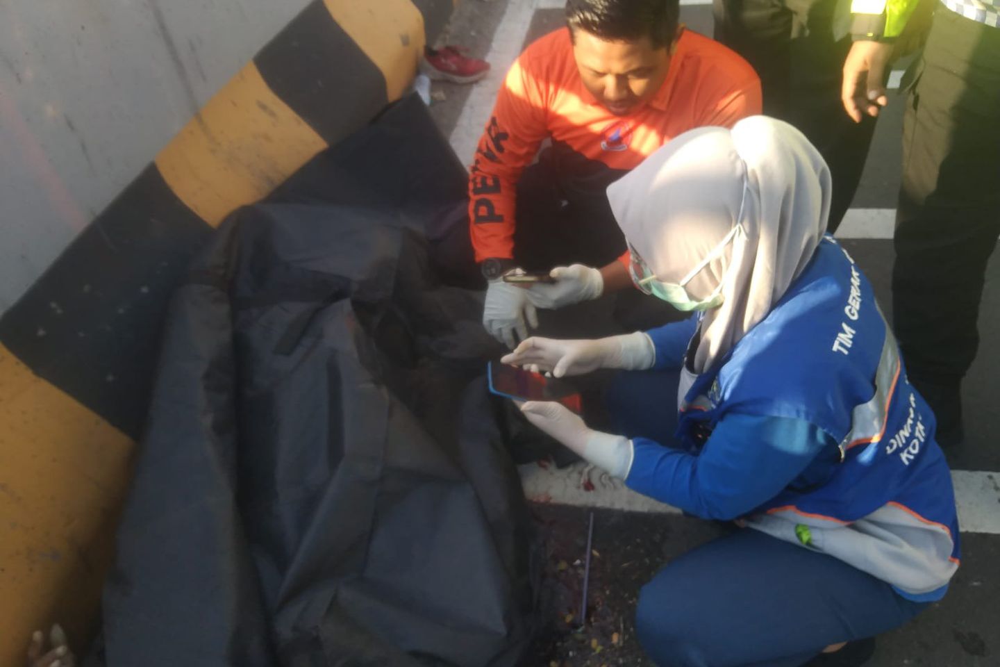 Diduga Sopir <em>Microsleep</em>, Pikap Tabrak Pesepeda Hingga Tewas di Suramadu