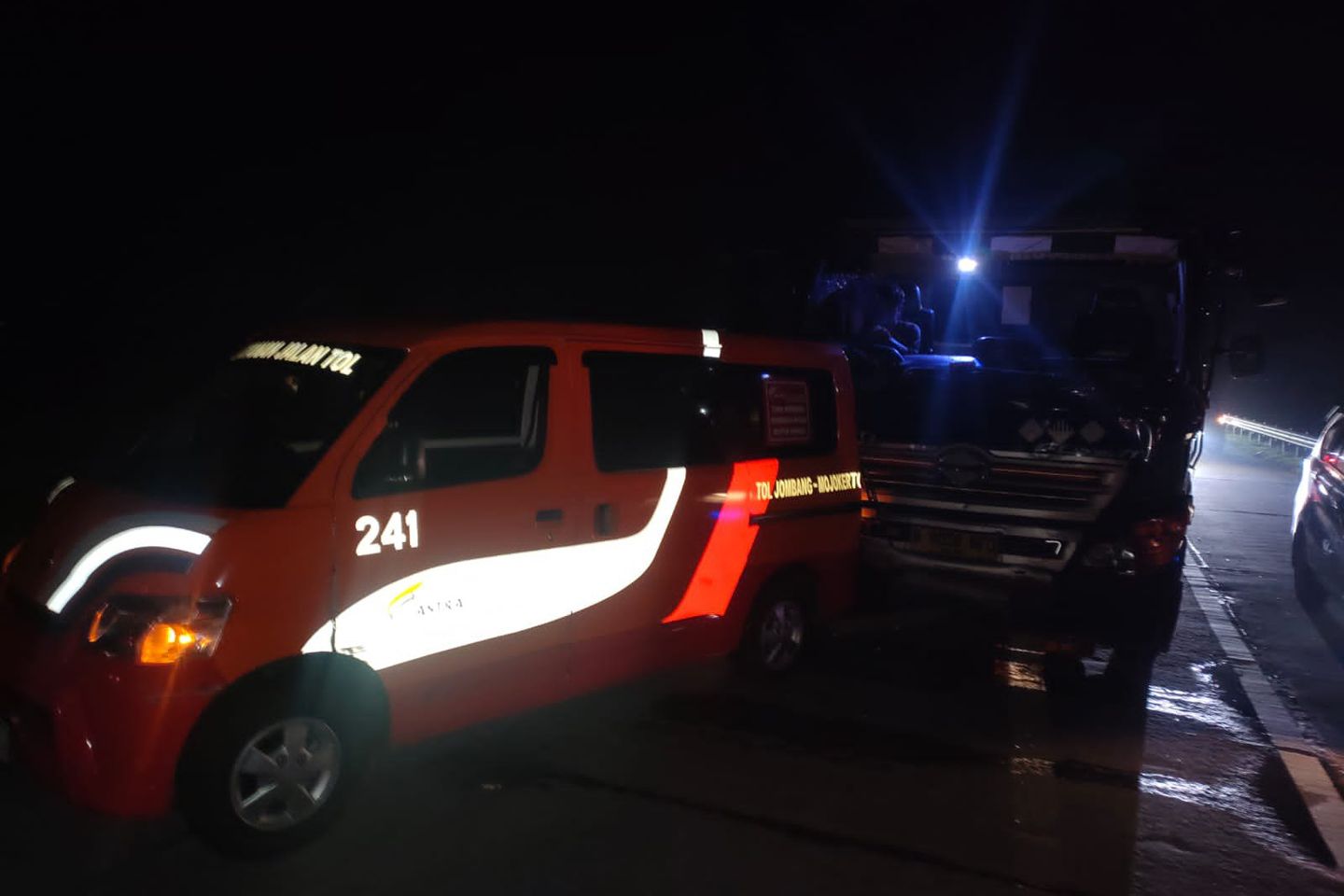 Oleng, Truk Tangki Tubruk Mobil Patroli Astra Tol Jomo