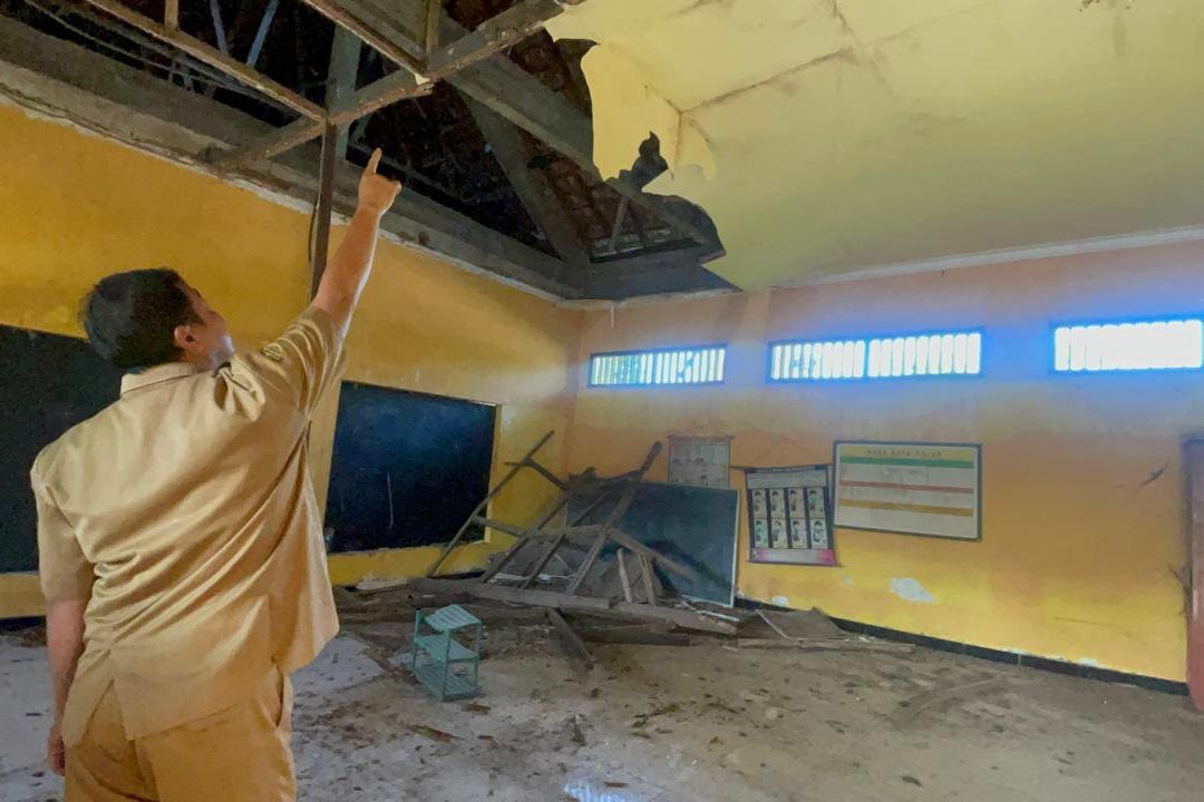 Plafon Kelas Ambruk, Siswa SDN Jabon 2 Jombang Belajar di Ruang Darurat