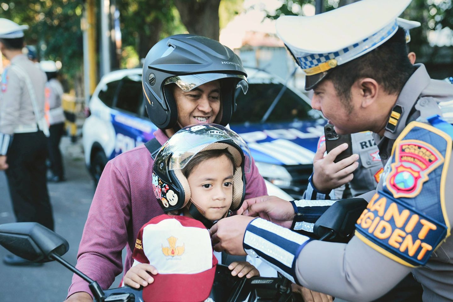Operasi Patuh Semeru 2025, Satlantas Polres Gresik Bagi Helm dan Cokelat pada Anak-Anak