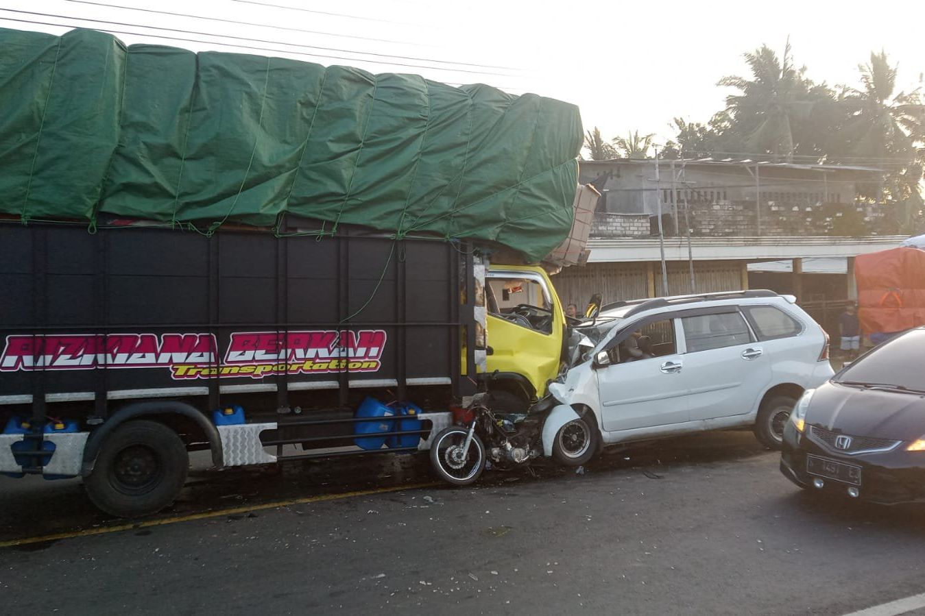 Lakalantas Beruntun di Jalur Utama Tuban-Palang, Sopir Avanza Tewas  