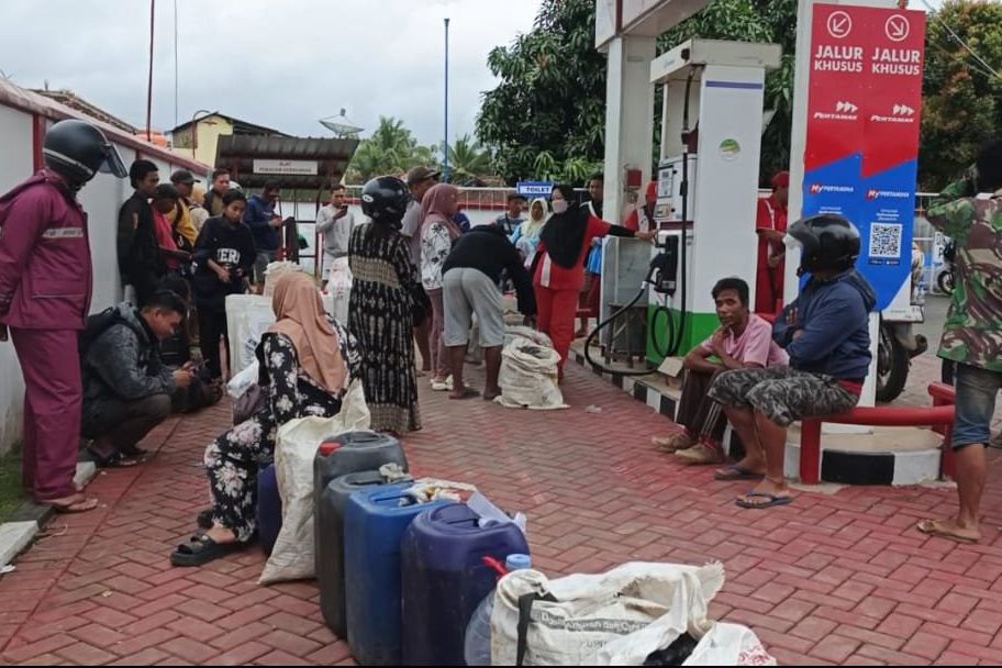 Perjuangan Warga Jember Beli BBM, Lewati Lereng Gunung hingga Banyuwangi 