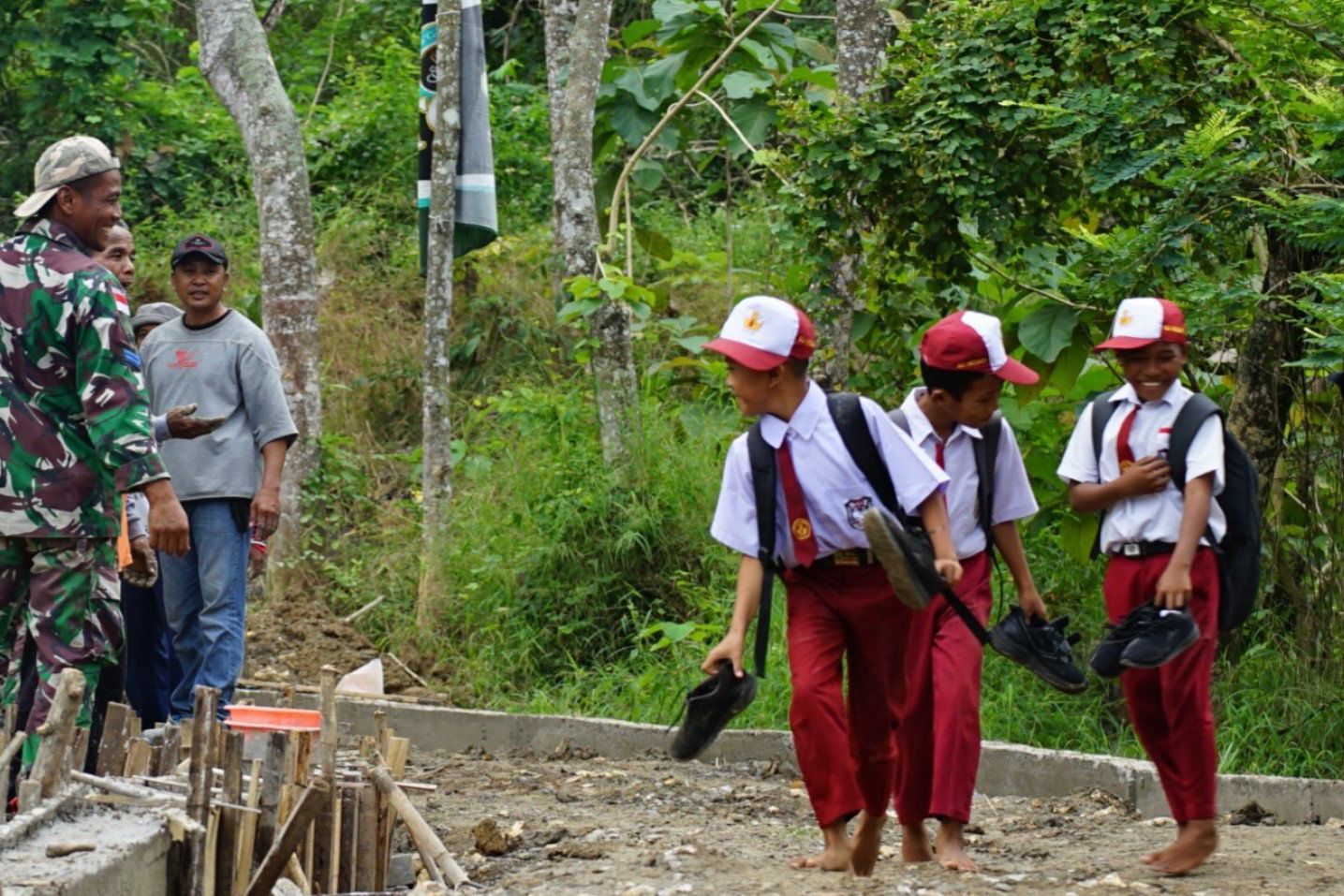 Jalan Becek Jadi Ujian Anak-Anak Desa Kromong Sebelum Sekolah Dimulai