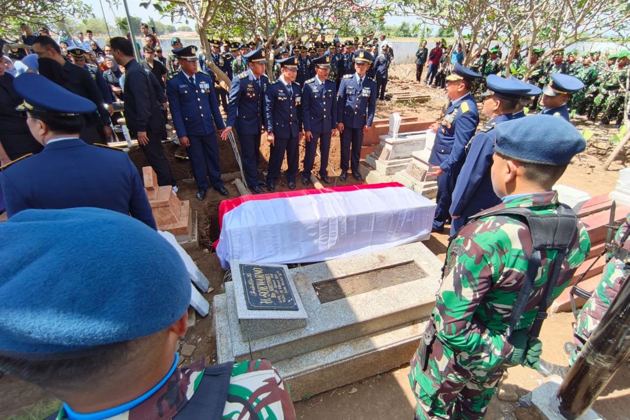 Marsma Fajar Adrianto DIkebumikan di Samping Makam Sang Ayah