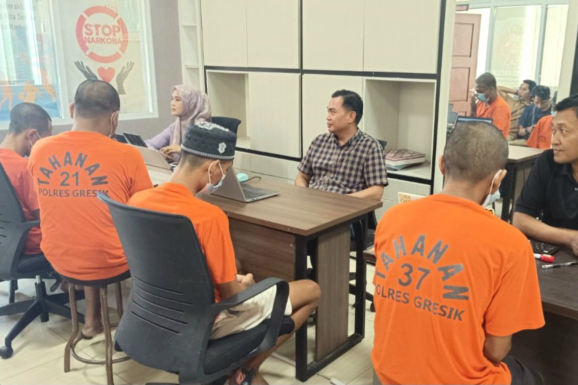 Polres Gresik Bongkar Jaringan Narkoba, Sita Belasan Paket Sabu dan Ribuan Pil Koplo