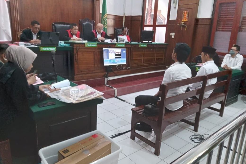 Terdakwa Carding Jalani Sidang Perdana di PN Surabaya