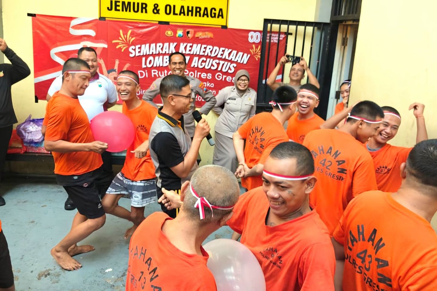 Keseruan Tahanan Polres Gresik Lomba Pecahkan Balon dan Makan Kerupuk