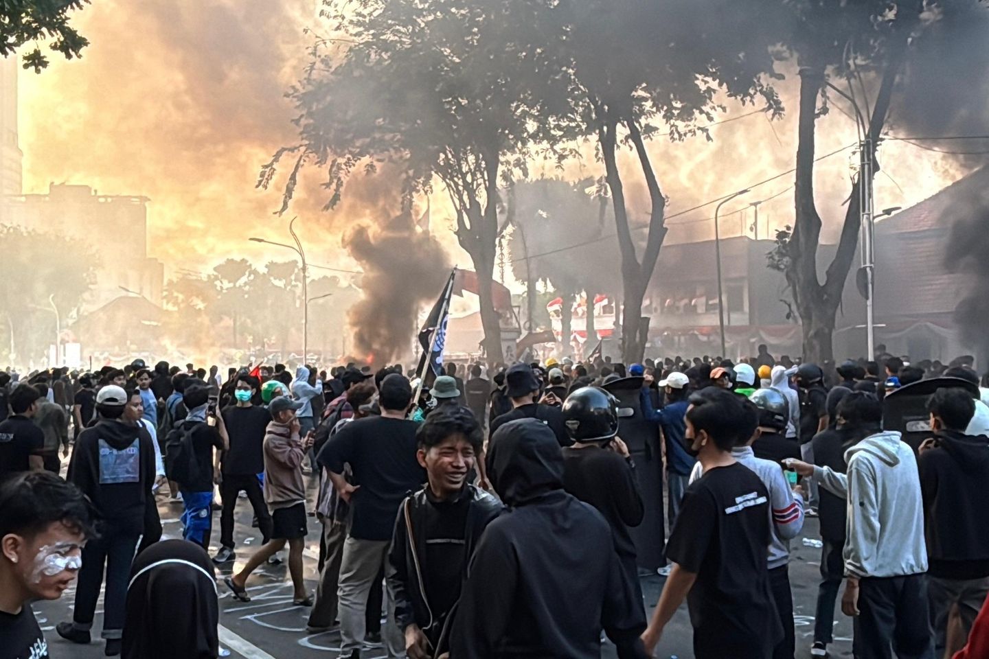 Aksi Solidaritas Ojek Online Affan di Surabaya Ricuh, Massa Bakar Kendaraan