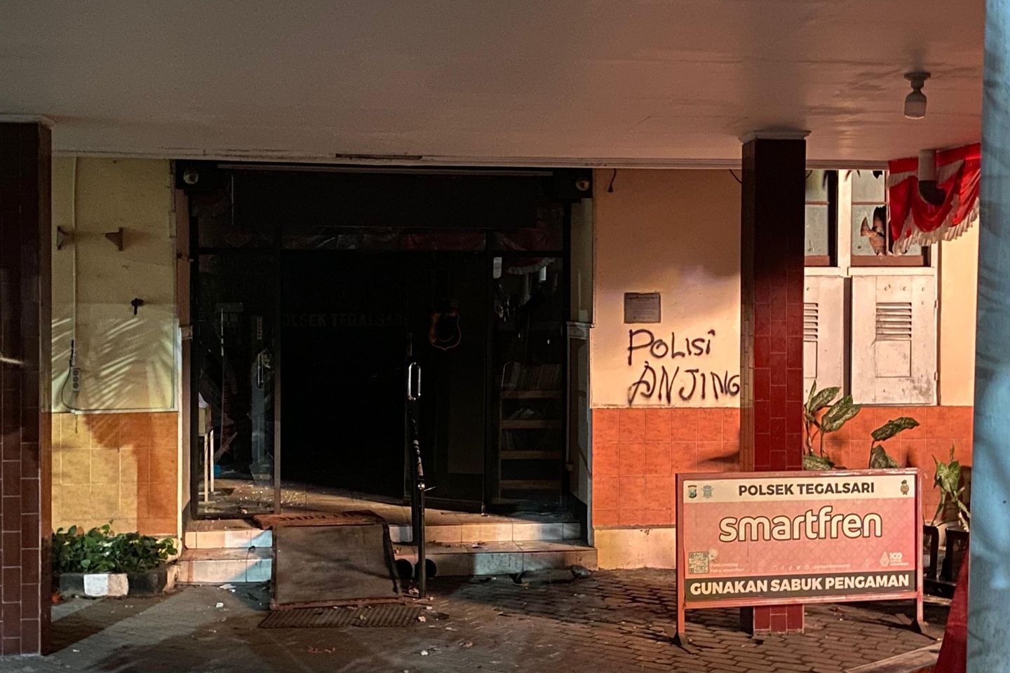 Marah atas Kematian Affan, Massa Rusak Mapolsek dan Bakar Pos Polisi di Surabaya