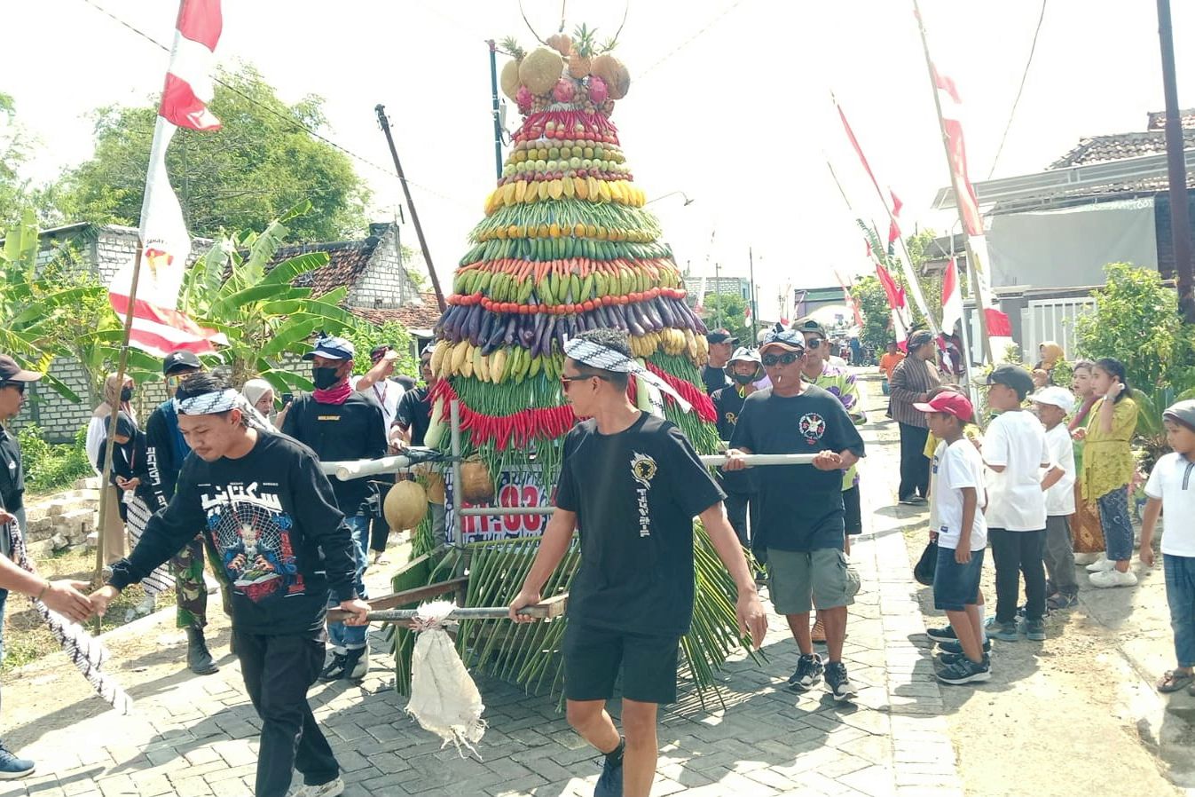 HUT Kemerdekaan RI ke-80, Dusun Banci Demang Balongpanggang Gelar Jalan Sehat Budaya