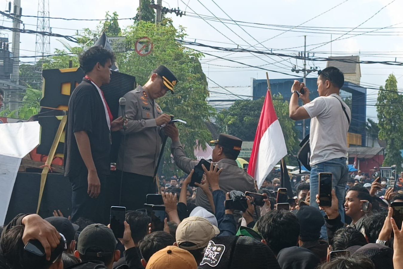 Massa Demo Sodorkan Lima Tuntutan, Kapolres Jember Tolak Teken Poin Pencopotan Kapolri