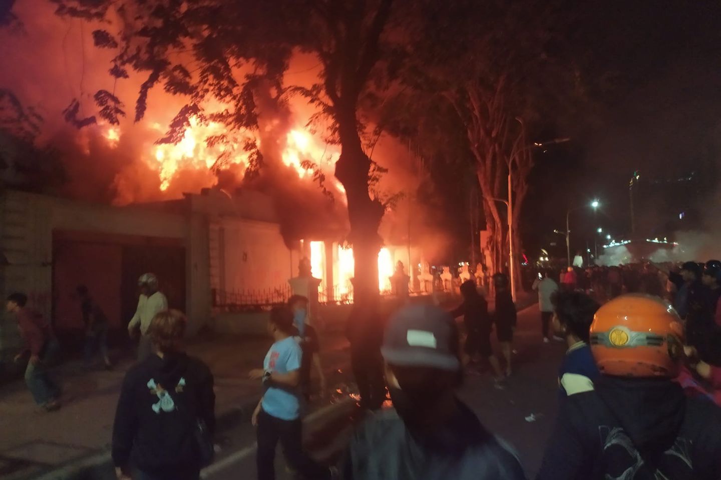 Gedung Negara Grahadi dan Pos Polisi di Surabaya Dibakar Massa