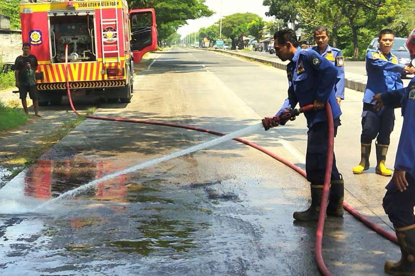Tergelincir Akibat Tumpahan Solar di Jalan Raya Pandanan, Pemotor Terluka