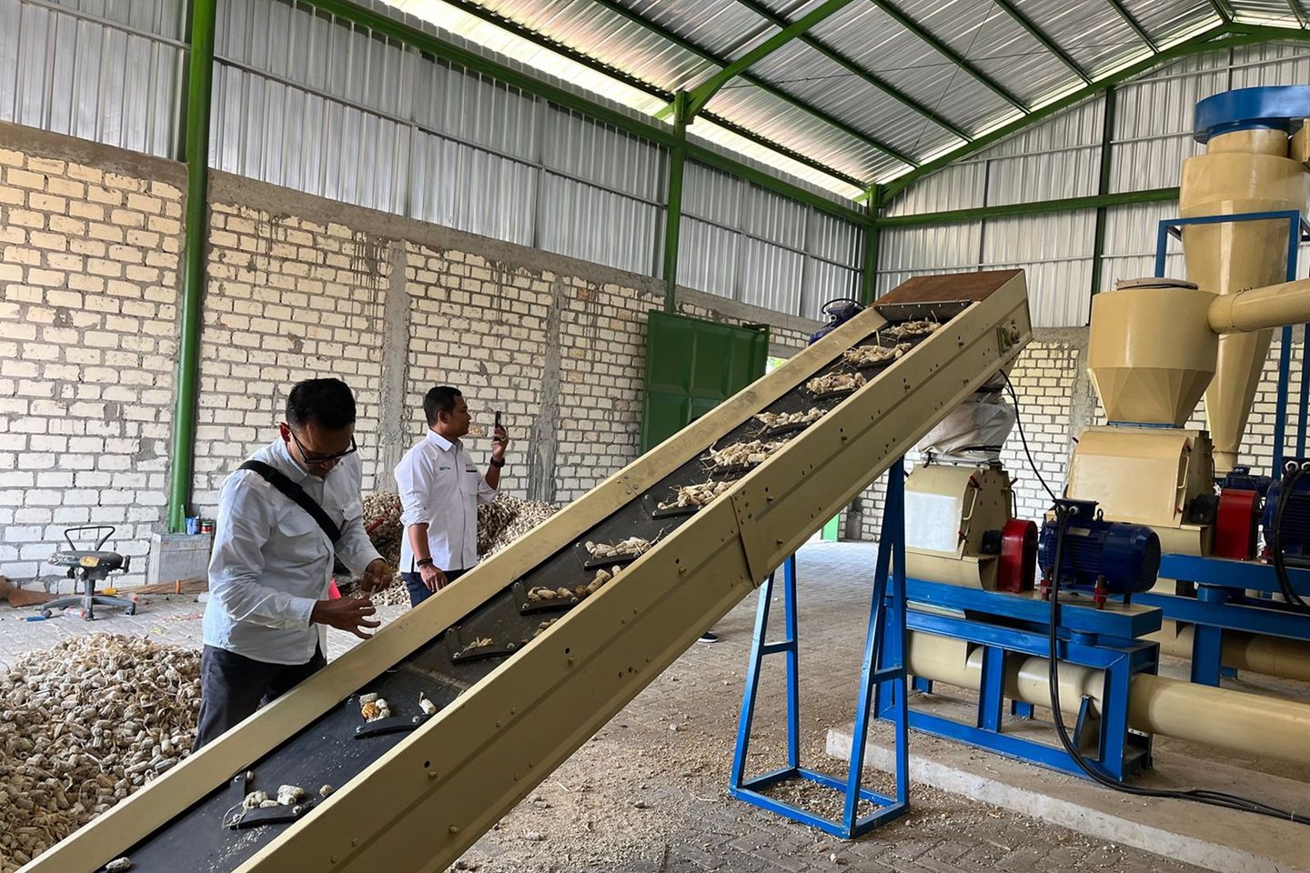 PLN NP PLTU Tuban Salurkan Bantuan Hammer Mill untuk Pengolahan Limbah Pertanian Jagung