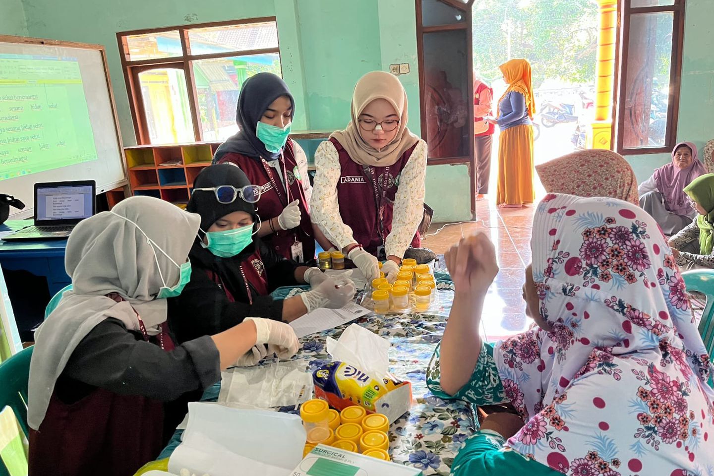 Dosen dan Mahasiswa Unusa Lakukan Pemeriksaan Kesehatan Gratis Warga Lansia di Mojokerto