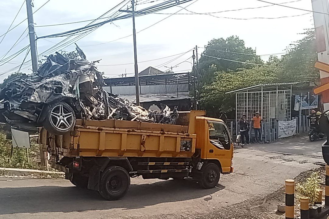 Sedan Mewah Ditemukan di Reruntuhan Ponpes Al Khoziny