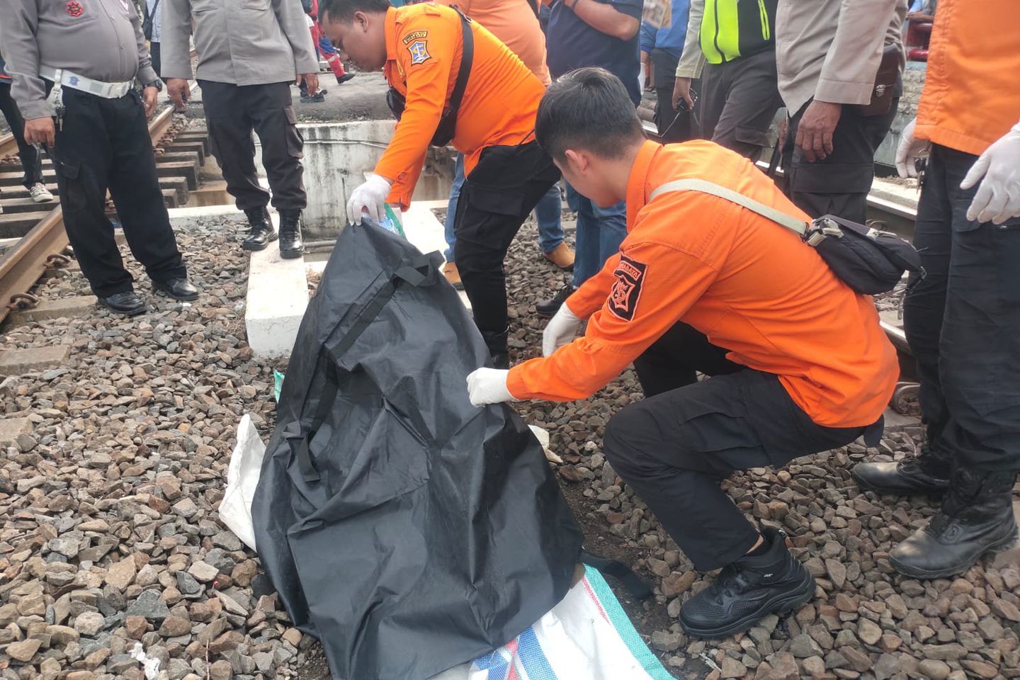Tersambar Kereta Api, Pemotor di Surabaya Meregang Nyawa