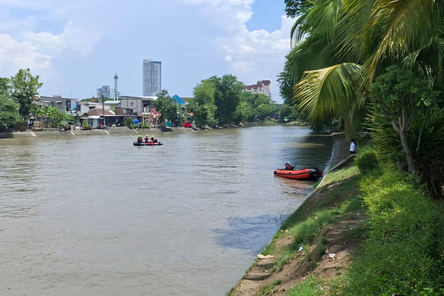 Pria Diduga Terpeleset Lumut saat Hendak Mandi di Sungai Kalimas
