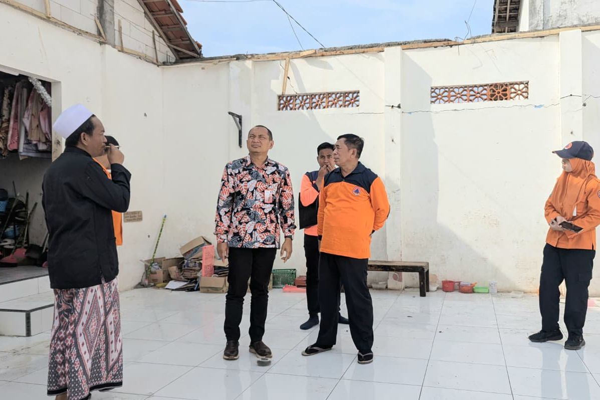BPBD Jatim Benahi Atap Asrama Putri Ponpes di Situbondo yang Ambruk