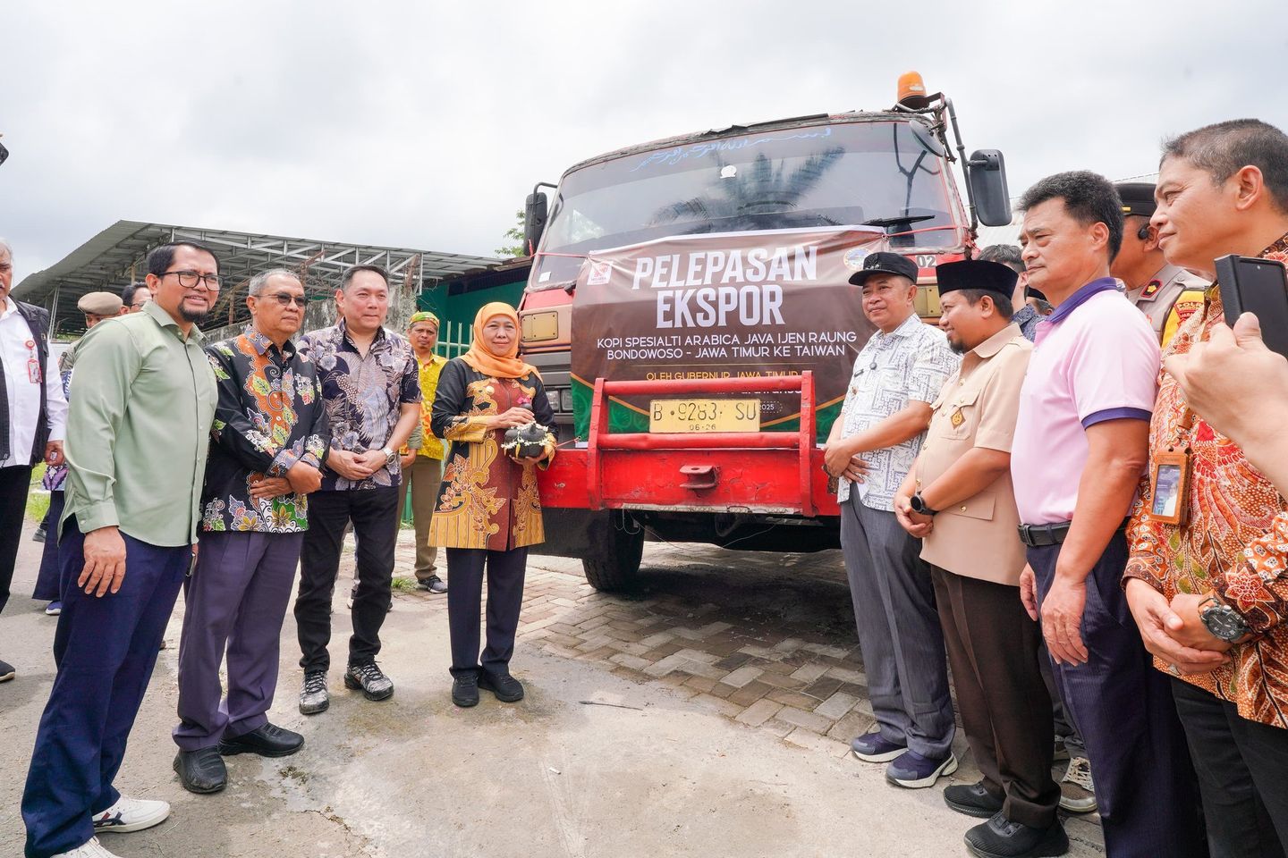 Khofifah Lepas Ekspor Perdana 10 Ton Kopi Bondowoso ke Taiwan