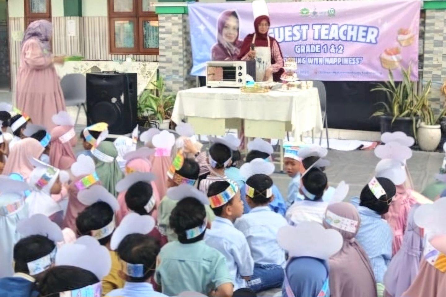 Belajar Seru di SD Almadany: Siswa Antusias Membuat Cup Cake Bersama Orang Tua