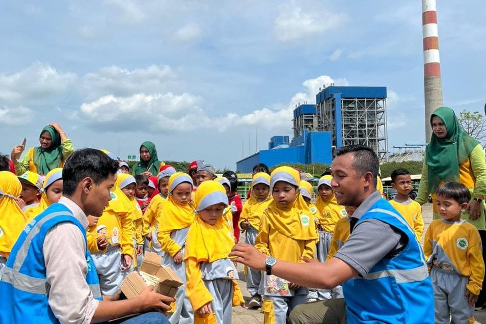 Lewat CSR, PLN Nusantara Power UP Tanjung Awar-awar Ajak Murid RA Belajar Agrikultur di Kandang Komunal