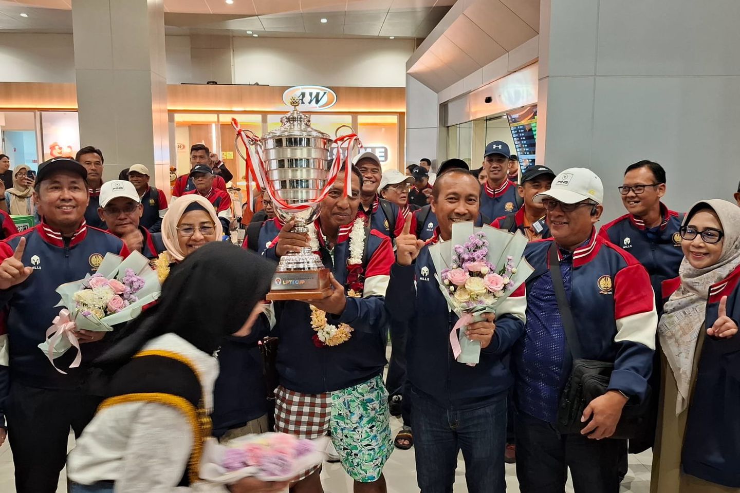Sabet Juara Umum di LPTK Cup XXII, Kepulangan Kontigen Unesa Disambut Meriah