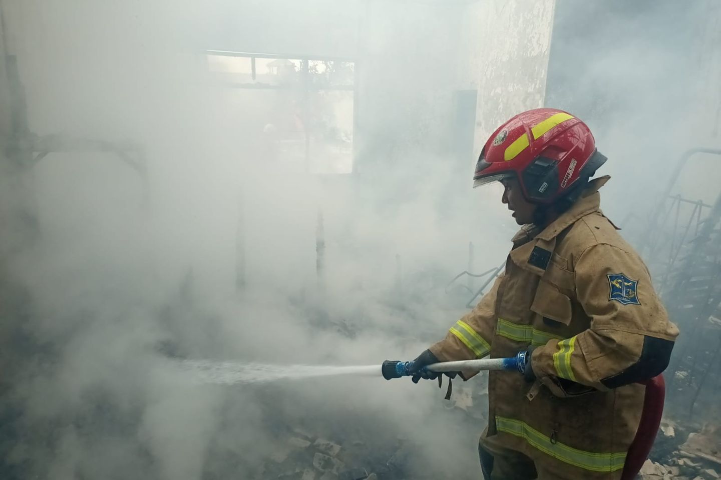 Toko Bahan Bangunan di Bratang Surabaya Hangus Terbakar