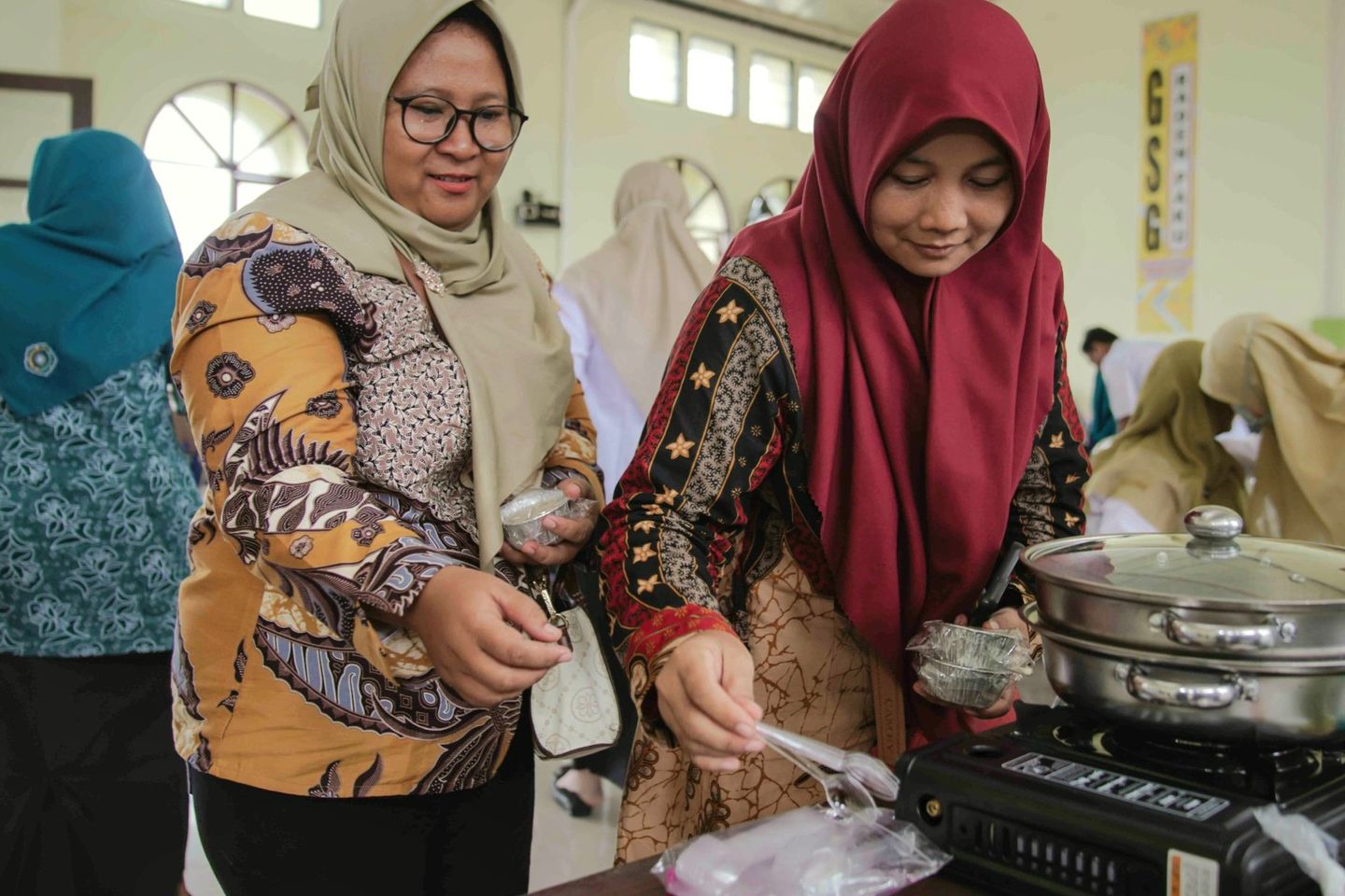 Perkuat Generasi Sehat, PTFI Latih Ibu-ibu Mengolah MPASI Bergizi