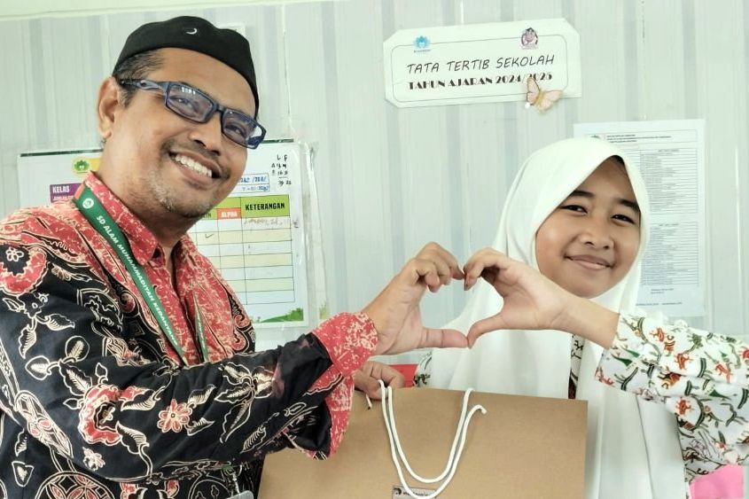 Buket Alat Tulis Tanda Rindu Seorang Pelajar pada SD Almadany di Hari Guru